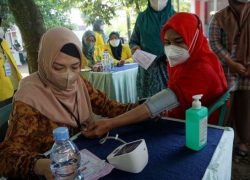 Fakultas Farmasi Universitas Indonesia UI Periksa Kesehatan dan Edukasi Warga Sasak Panjang Bogor